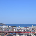 横須賀の青い空、青い海、赤い電車