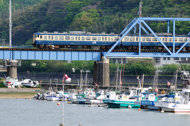 湊川を渡る113系普通電車