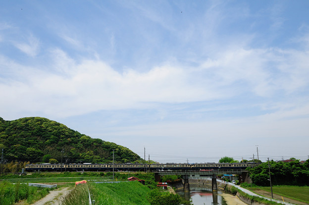 Photos: 白狐川を渡る113系電車