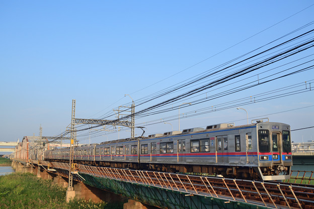 荒川橋梁を渡る京成電鉄3500形電車