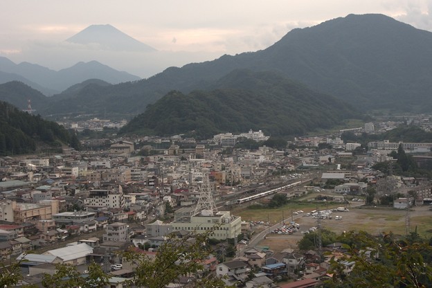 中央線 岩殿山俯瞰 大月駅から富士山方向を望む