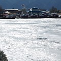 氷る諏訪湖は氷らない。