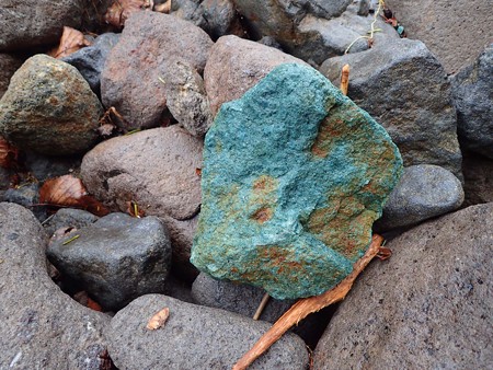 きれいな青色の石