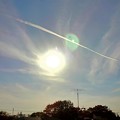 飛行機雲と太陽