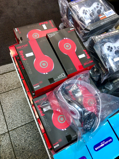 大須商店街のお店で売ってた「Beats」そっくりのヘッドホン - 1