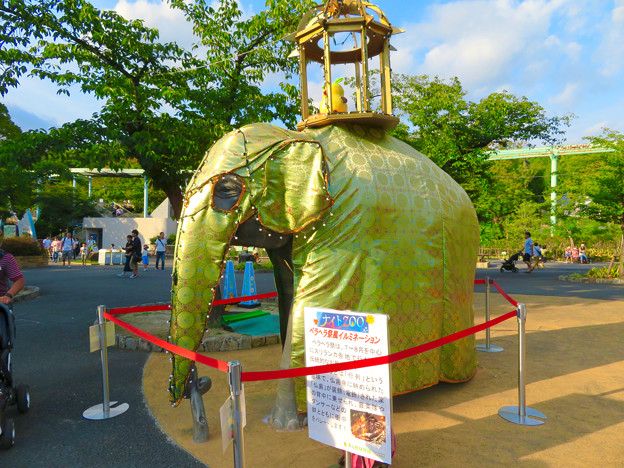 東山動植物園ナイトZoo 2018 No - 6：スリランカのお祭り「ペラヘラ祭」風の装飾がなされてたゾージアム前の象の像
