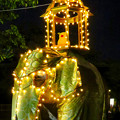 Photos: 東山動植物園ナイトZoo 2018 No - 59：「ペラヘラ祭」風の装飾がなされてた象の像の上にズーボ