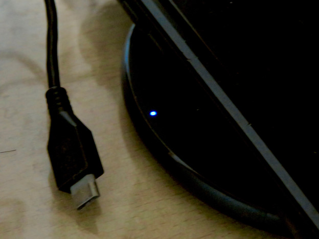 AnkerのQi充電器「PowerPort Wireless 5 Pad」 - 7：充電中に点く青いランプ