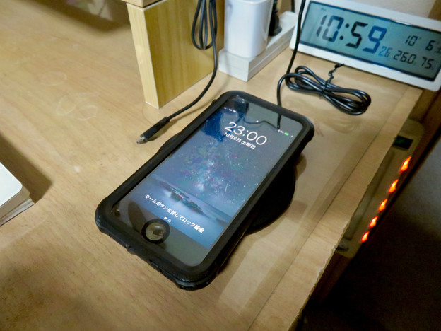 Photos: AnkerのQi充電器「PowerPort Wireless 5 Pad」 - 8：iPhone充電中