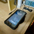 Photos: AnkerのQi充電器「PowerPort Wireless 5 Pad」 - 8：iPhone充電中