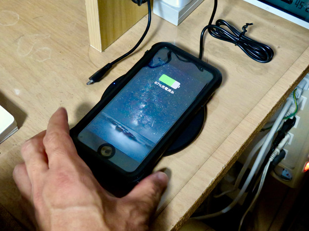 Photos: AnkerのQi充電器「PowerPort Wireless 5 Pad」 - 10：iPhone充電中