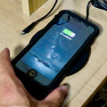 Photos: AnkerのQi充電器「PowerPort Wireless 5 Pad」 - 11：iPhone充電中