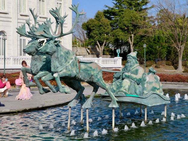 お菓子の城 No - 10：お城前の池のサンタ像