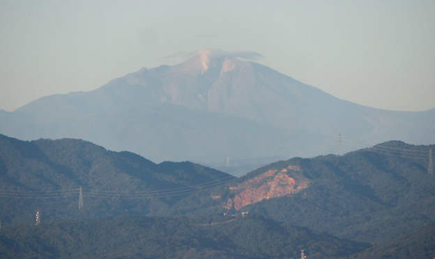 東山スカイタワーから見た御嶽山：噴煙と笠雲（レンズ雲）？ - 2