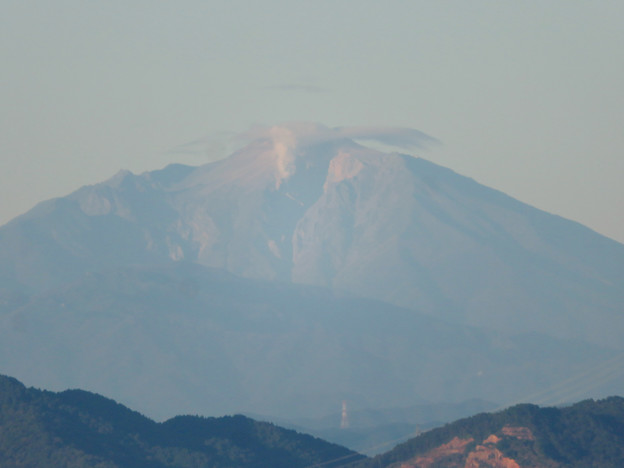 東山スカイタワーから見た御嶽山：噴煙と笠雲（レンズ雲）？ - 3