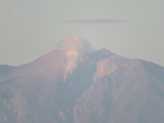 東山スカイタワーから見た御嶽山：噴煙と笠雲（レンズ雲）？ - 4