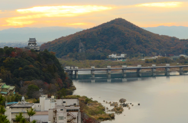 犬山善光寺の開けた所から見えた景色 No - 5：犬山城と伊木山、ライン大橋