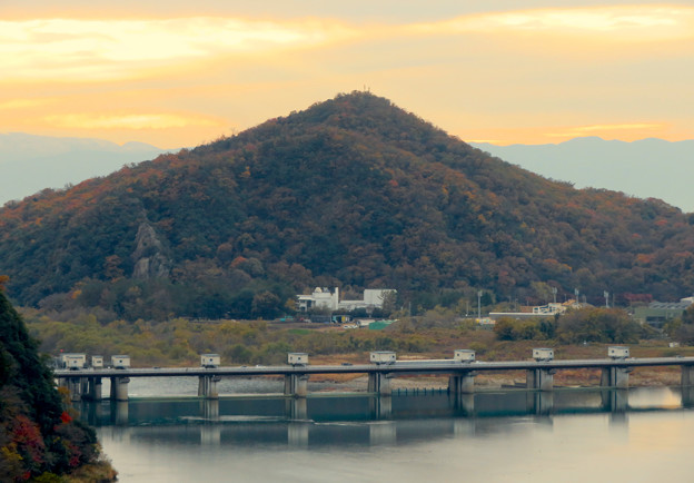 犬山善光寺の開けた所から見えた景色 No - 8：伊木山とライン大橋