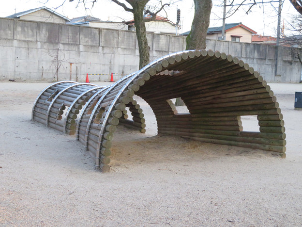 二子山公園 - 12：トンネル風の遊具