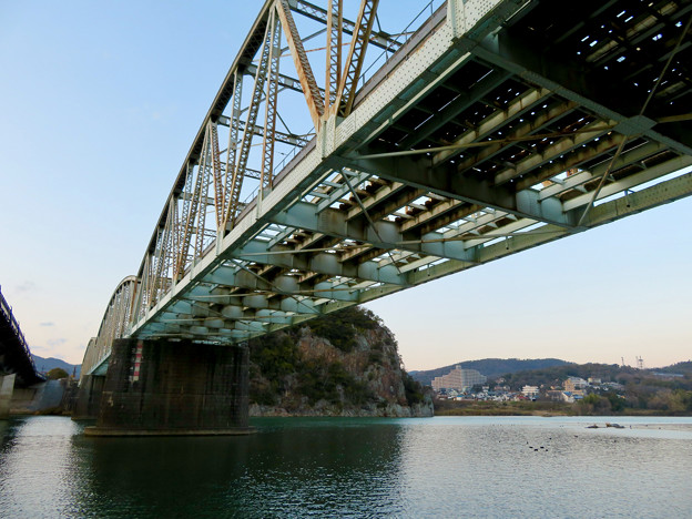 真下から見上げた犬山橋 - 1