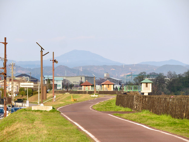 坂祝町：木曽川堤防上の道から見た御嶽山 - 1