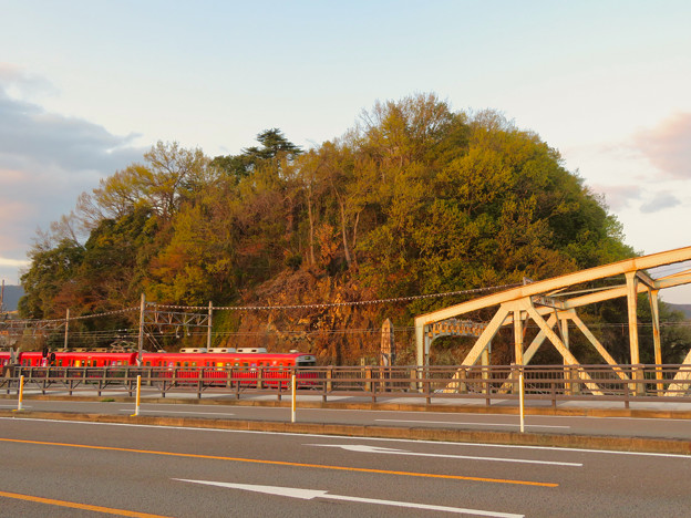 犬山橋から見た鵜沼城跡の岩山と名鉄電車