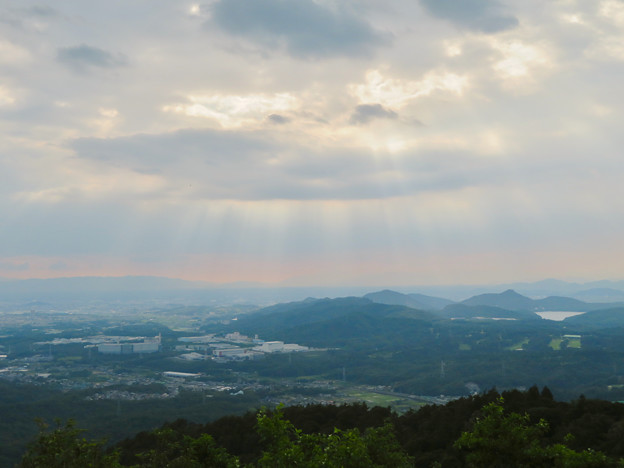 弥勒山山頂から見た雲の切れ間から降り注ぐ日の光