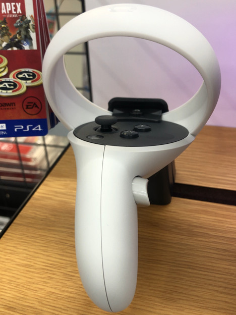 近所の店にも置いてた「Oculus Quest 2」のサンプル - 4：コントローラー