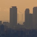 Photos: 西高森山山頂から見た名駅ビル群越しの煙を吐く煙突 - 2