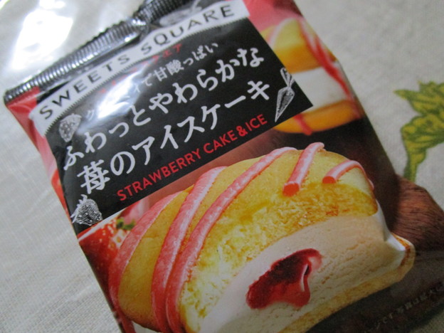 ふわっとやわらかな苺のアイスケーキ