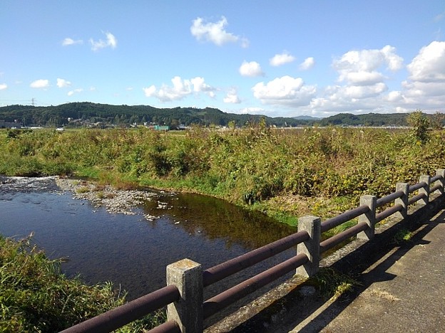 Photos: 橋の欄干と川の景色（10月21日）