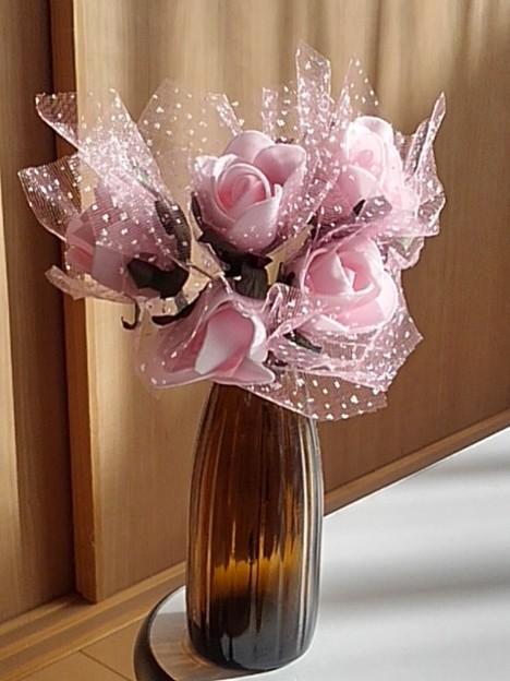 瓶にピンクの造花（12月25日）