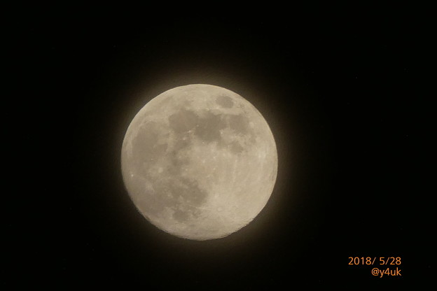 Flower Moon 5月の満月、薄雲の中から～窓から見えて手持ち速写[1500mm 60倍]