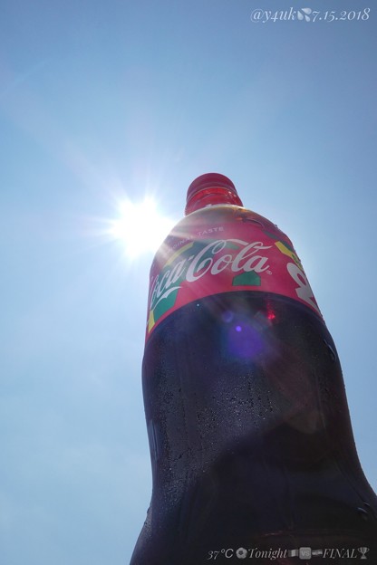 37℃青空太陽殺人酷暑だコカ・コーラ#SEN限定☆一気にぬるくなった…水分補給には炭酸コークよりスポーツドリンクか水＆塩が熱中症対策に効く。暑さにCoca-Cola is Cool!今夜はW杯決勝戦