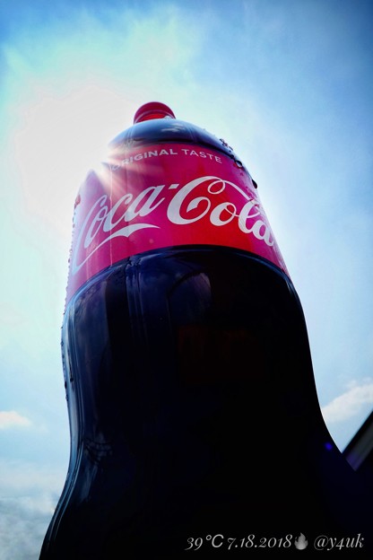 39℃oca-Cola &amp; crazy Sun BlueSky Hotday, HotCoke～酷暑に低い湿度にコカ・コーラまいう～！重たい大きい汗だく1.5L！クリエイティブ“ポップ”ver太陽青空