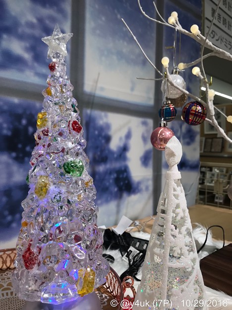 Photos: 17:10Crystal Xmas Tree～旅先にてXmas雑貨みるだけでも小さな幸せ( ´ ▽ ` )こういうクリスマスツリーもあった。背景は雪景色でムーディ♪サンタは寒くないかな？旅は寒かったよ
