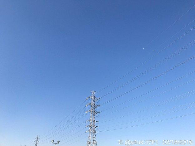 Photos: 2.18_14:54旅先1.屋上から大きな青空グラデーション鉄塔は手を繋いで繋がってる電線わたって会いにゆく飛んで飛ばしてゆく！旅の始まり～きょうしかないSkyblueも音楽も好きで深夜5時間聴いた