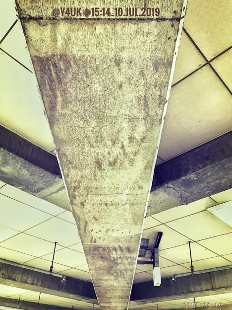 Photos: 15:14旅先その1.Concrete ceiling is symmetrical art～天井コンクリートが感性揺さぶったのでシンメトリーアートで影ある場所の寒い旅の途中(iPhone7Plus)