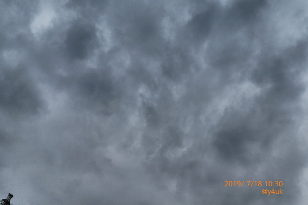 Photos: 10:30_7.18sad cloud sky次日すぐ梅雨空曇り空へ逆戻り～鉄塔もひょっこりはんも汗だく蒸し暑いam雲を盛り立てる“天気の子”公開☆(クリエイティブ“インプレッシブアート”:TZ85)
