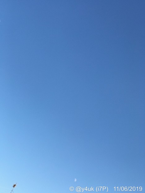 Photos: 11.6_15:27旅先その1.秋冬の澄んだ青空グラデ、白い月、アンテナひくひく～朝晩の冷え込み冬、風邪で寒けでも行った今日お得デ～色々Go！1店舗目のサンタ(57mm望遠側:iPhone7Plus)