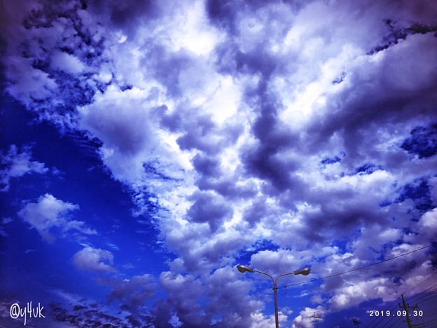 9.30旅先その2.blue sky cloud street light shot on iPhone7Plus～遥か遠くの空に到着。したらこんな空(3ヶ月前と同じ場所へ今日12.2雨後旅って来た)