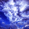 9.30旅先その2.blue sky cloud street light shot on iPhone7Plus～遥か遠くの空に到着。したらこんな空(3ヶ月前と同じ場所へ今日12.2雨後旅って来た)
