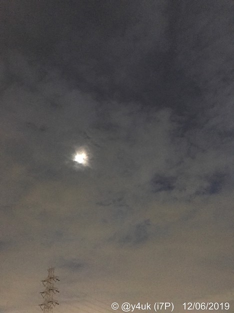 Photos: 12.6_17:08旅先その6.寒い夜、孤独な鉄塔の上にXmasツリーの星の様に月が雲間…winter night sky of journey (1/4sec,ISO400:iPhone7Plus)