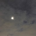 12.6_17:08旅先その6.寒い夜、孤独な鉄塔の上にXmasツリーの星の様に月が雲間…winter night sky of journey (1/4sec,ISO400:iPhone7Plus)