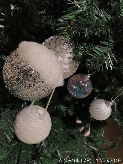 Photos: 12.6_17:49XmasTree Silver White Edition～白銀オーナメントのクリスマスツリーは大人の色気ある意味Xmasツリーぽくないよね～シャンパンとJazzが似合っちゃう感じ