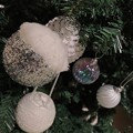 Photos: 12.6_17:49XmasTree Silver White Edition～白銀オーナメントのクリスマスツリーは大人の色気ある意味Xmasツリーぽくないよね～シャンパンとJazzが似合っちゃう感じ