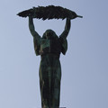 シュロの葉を掲げた女性像
