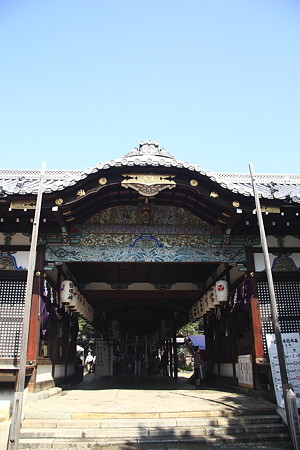 御香宮神社：極彩色豊かな拝殿