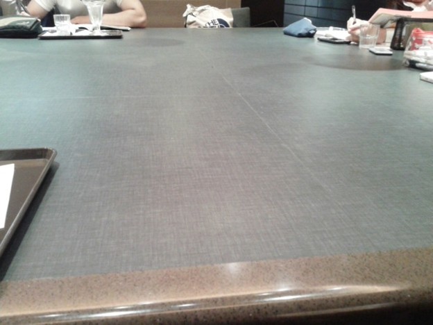 今イオンモール岡山のサンマルクにいるんだけどさ、大テーブルで勉強中の学生が5 人。ここは図書室かよ…