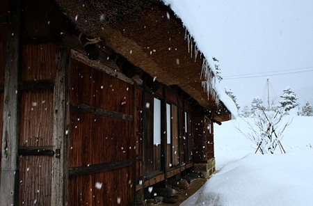 茅葺農家と雪・つらら